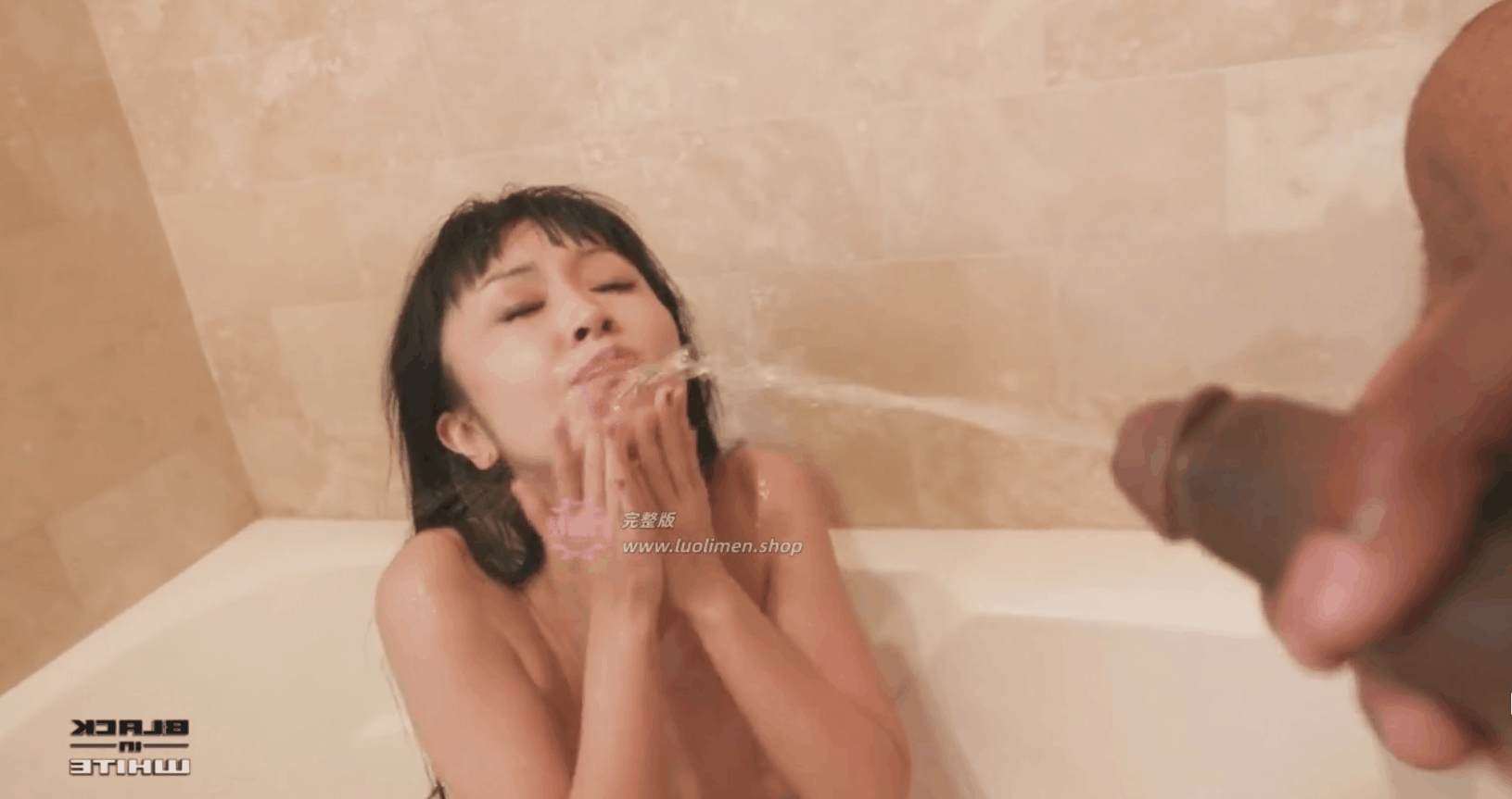 用尿液清理剂填满她所有的洞-主奴社
